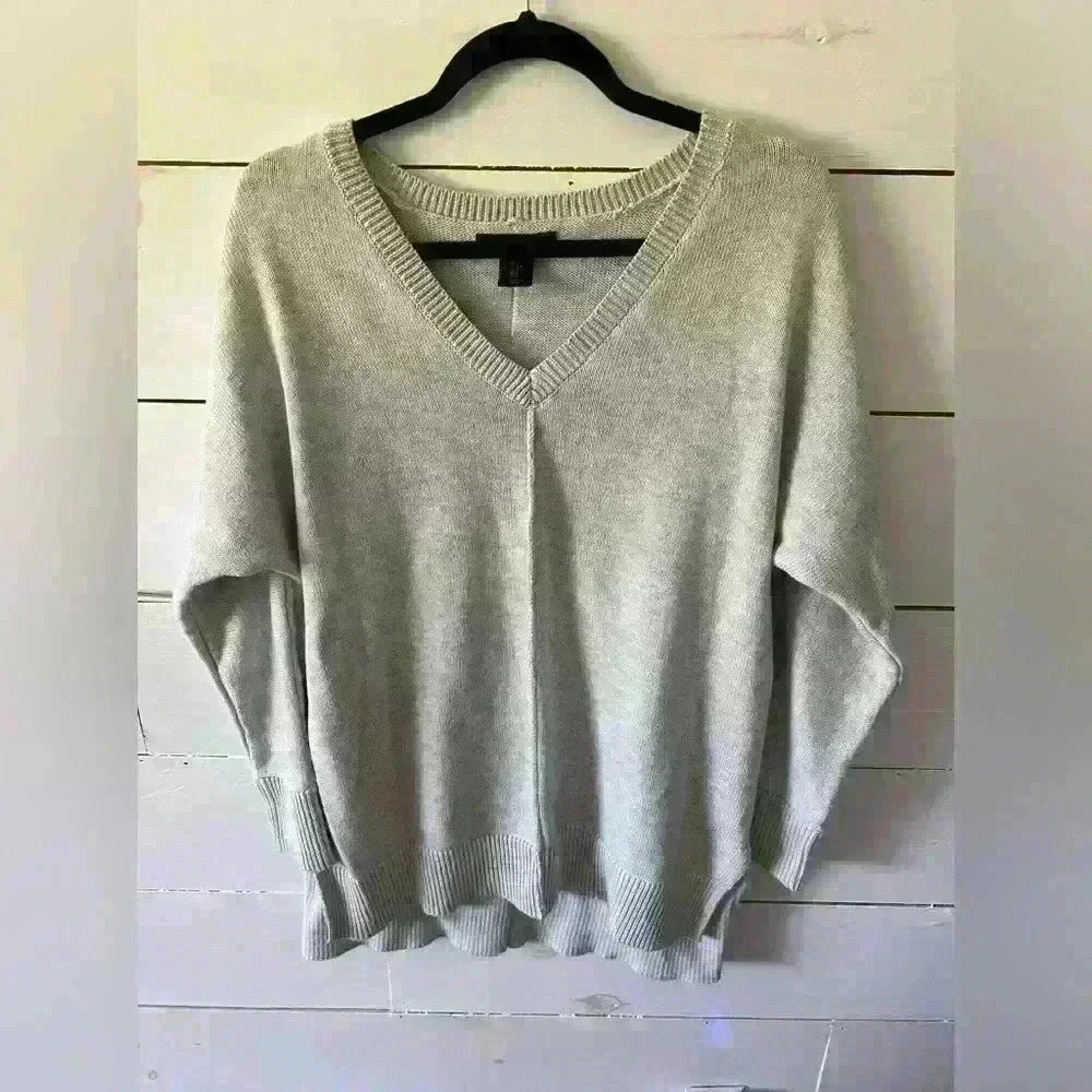 Tahari oversized V-neck sweater, small, light gray.